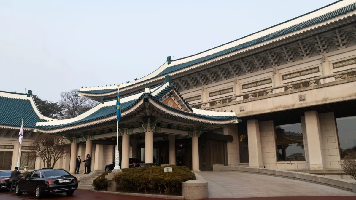 الرئيس الكوري الجنوبي لي يعود إلى القصر الرئاسي الذي تجنبه سلفه