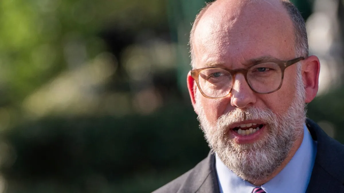 قاضی از تلاش کاخ سفید برای کاهش بودجه CFPB جلوگیری می کند و تضمین می کند که کارکنان حقوق دریافت می کنند