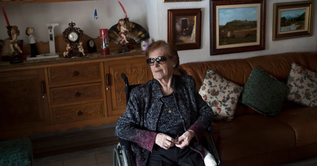 وفاة امرأة إسبانية تعرضت للاحتقار، ثم أحببت، بسبب ترميمها اللوحات الجدارية الفاشلة، عن عمر يناهز 94 عامًا