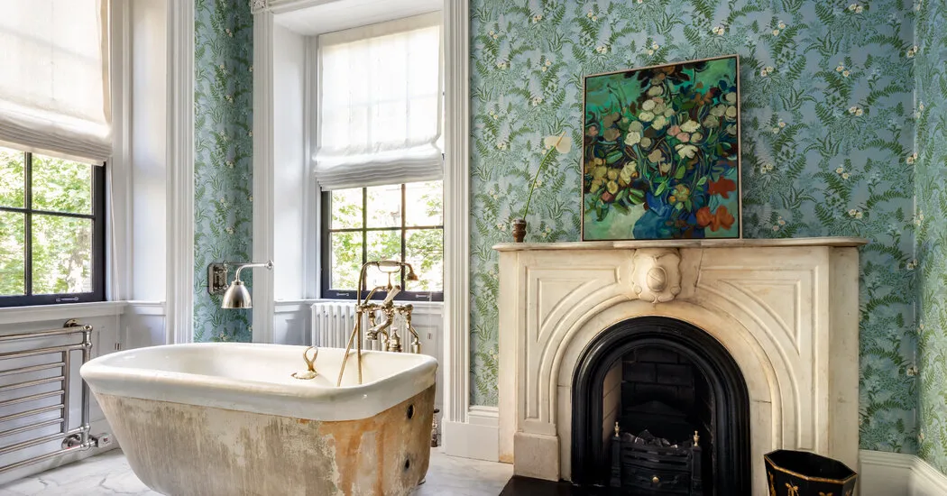 Amy Schumer Moves On, Selling ‘Moonstruck’ House in Brooklyn