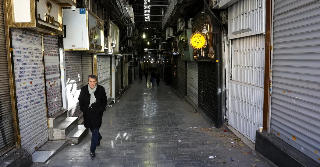 الاحتجاجات على انهيار العملة الإيرانية والتضخم تمتد إلى الجامعات