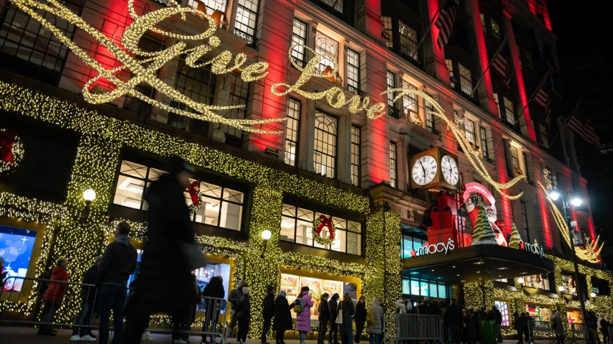 روز سال نو: چه چیزی باز است؟ خرده فروشان چه چیزی بسته است؟ دولت و بانک ها