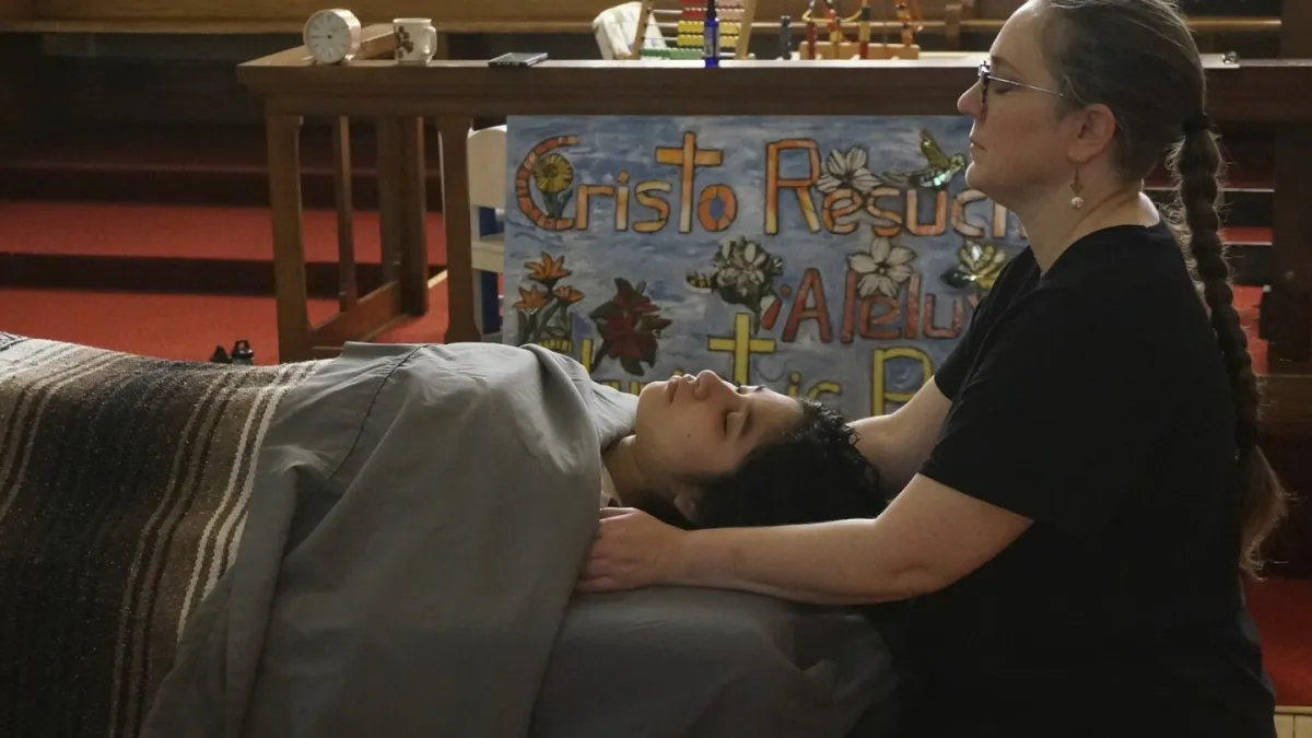 طب سوزنی محراب: یک کلیسای مینیاپولیس جلسات رفاهی را برای وزارت مهاجرت خود به ارمغان می آورد.