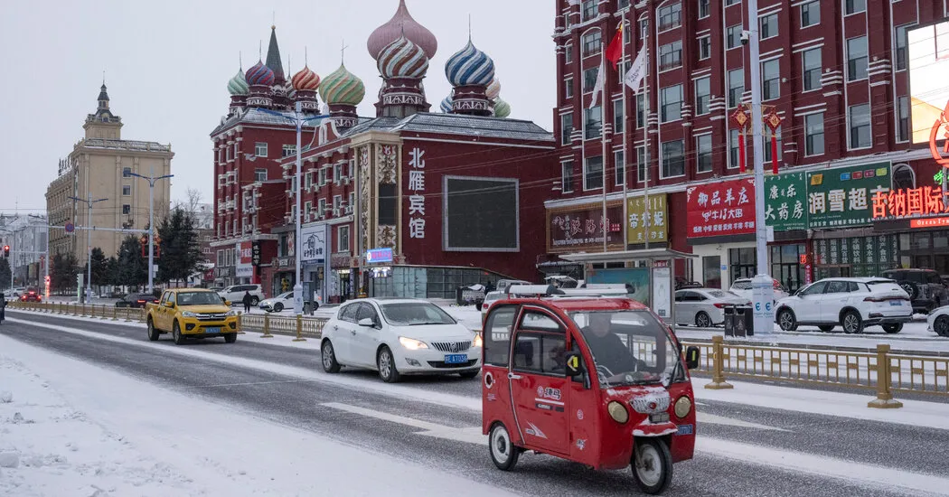 شهر روسیه چین دارای کابین های چوبی و تابلوهای سیریلیک است، اما روسی ندارد