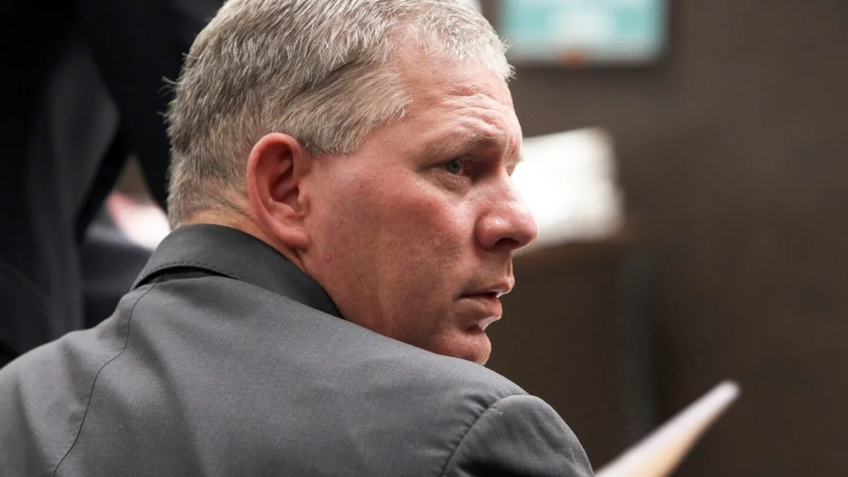 لنی دایکسترا بازیکن سابق بیسبال پس از توقف ترافیک در روز سال نو با اتهامات مواد مخدر روبرو شد