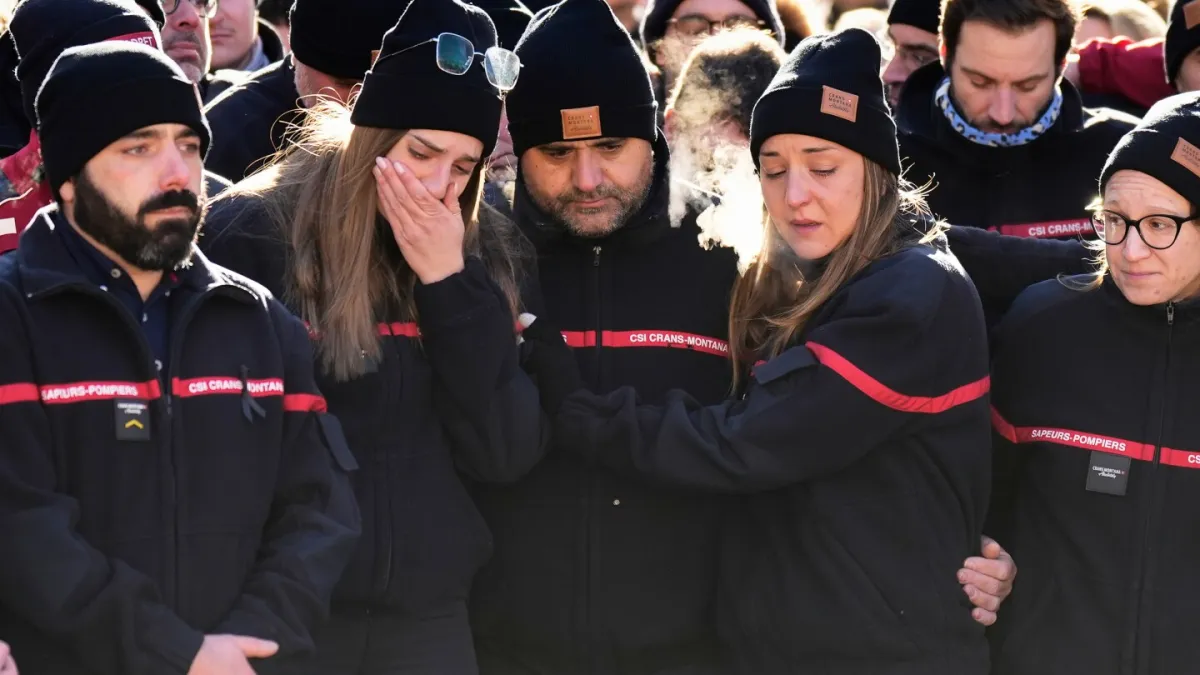 صدها نفر در سکوت به احترام قربانیان آتش‌سوزی کافه‌های سوئیس که ۴۰ کشته برجای گذاشت، راهپیمایی کردند