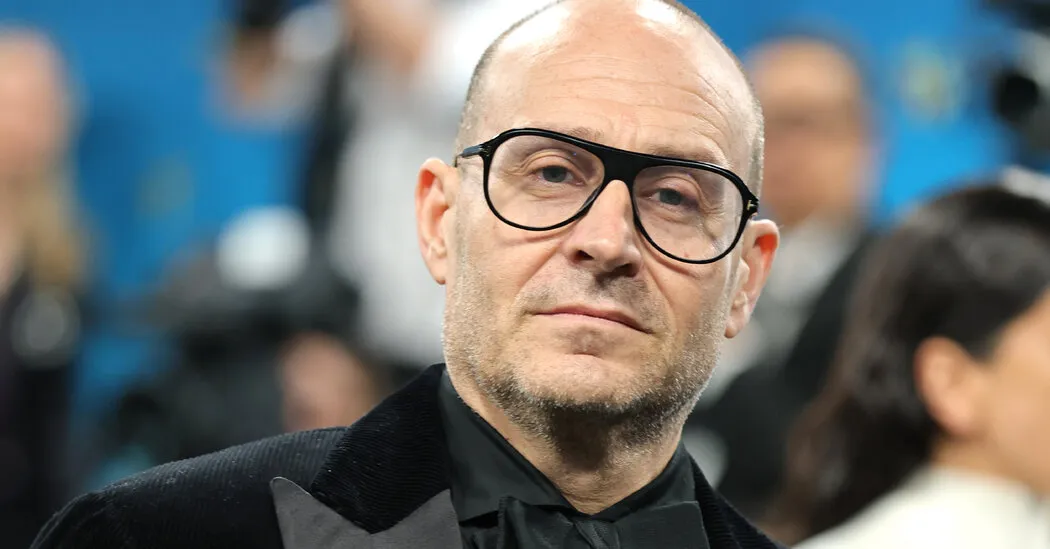 Saks C.E.O. Steps Down as Company Struggles to Pay Down Debt