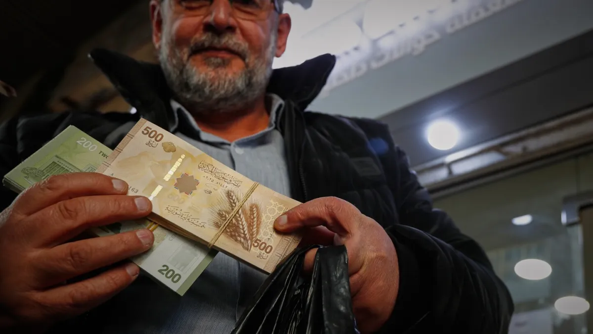 Syria begins circulating new post-Assad currency bills