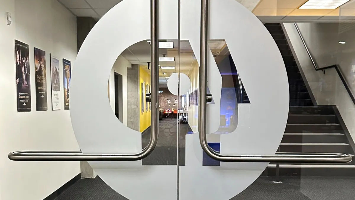 شرکت رادیو و تلویزیون عمومی خود را از بین می برد