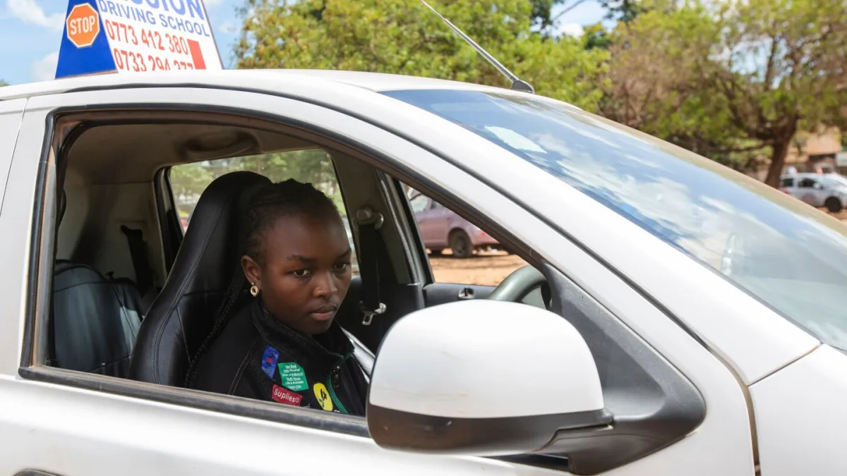 مربیان رانندگی به دانش آموزان می آموزند که از خطر در جاده های زیمبابوه دوری کنند