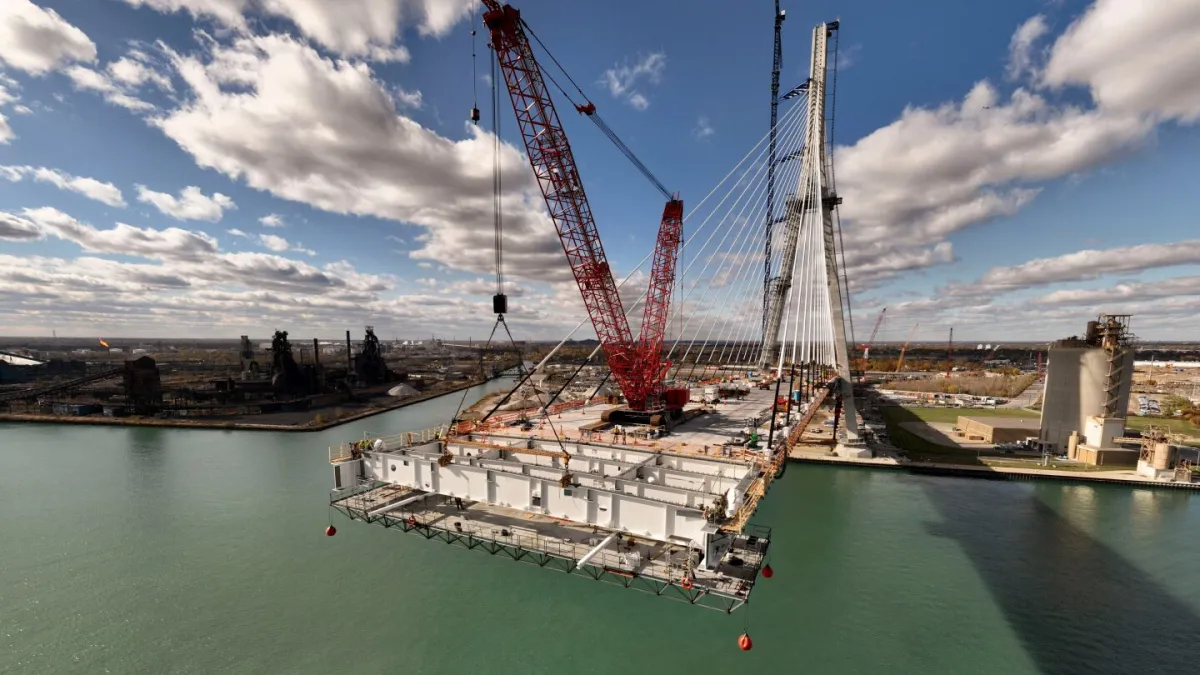 پل گوردی هاو به دیترویت پیوندی قابل پیاده روی و دوچرخه به کانادا می دهد