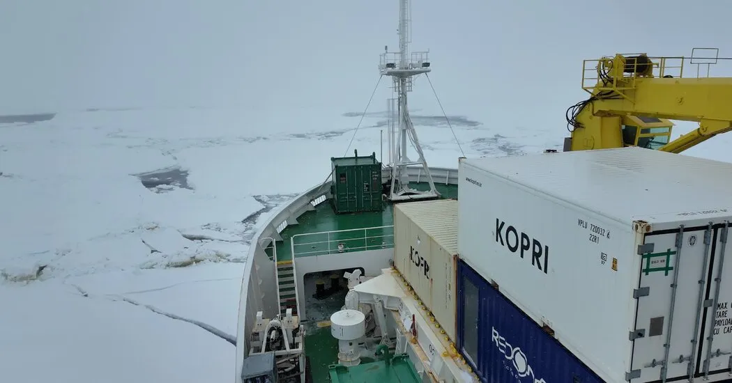 با نزدیک شدن به قطب جنوب، یخ شکن Araon با یخ های غلیظ دریا مواجه می شود