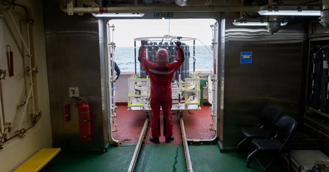 The Icebreaker Araon Reaches the Thwaites Glacier
